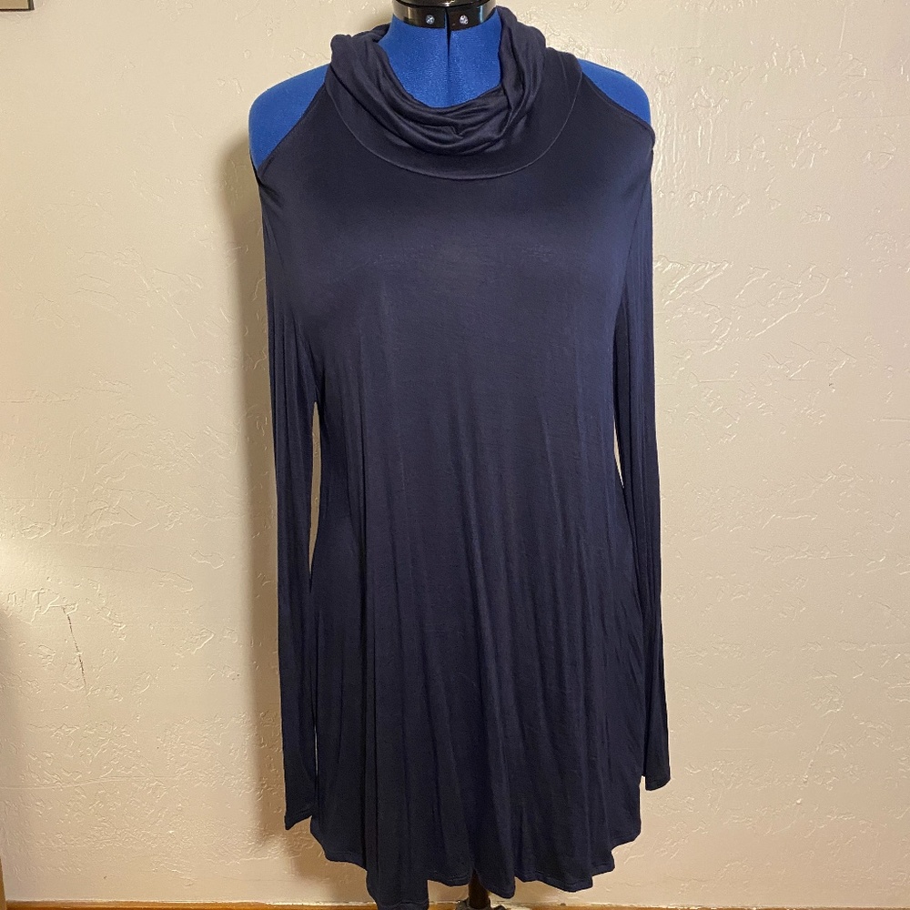 NWOT- evelie cold shoulder blouse, size 2X.